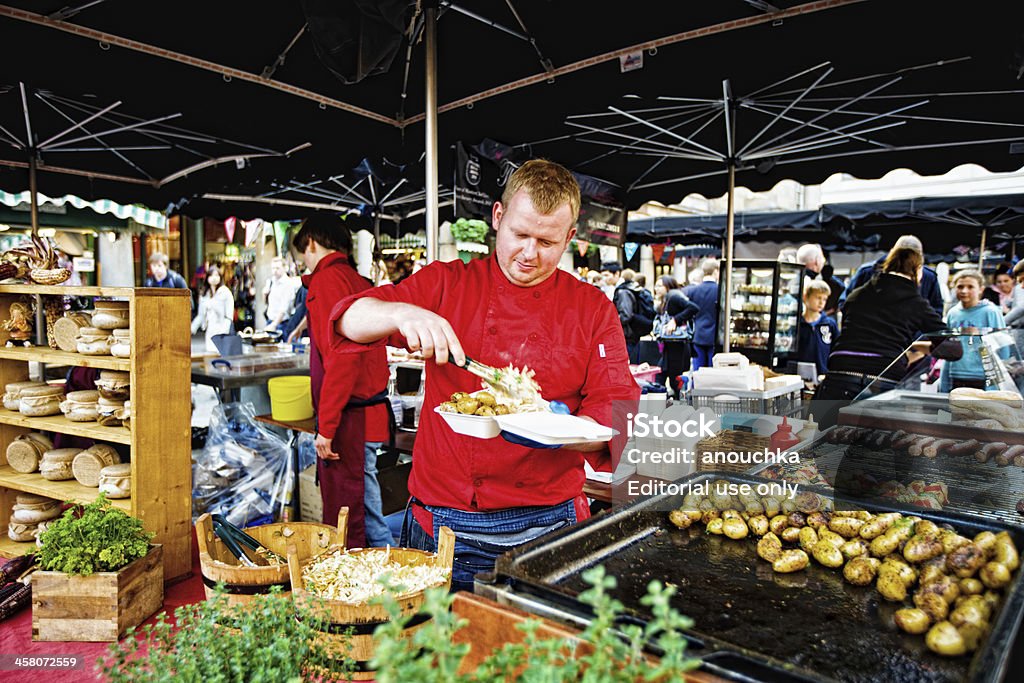 Homem prepara Comida de Viagem, Mercado de Covent Garden, Londres - Royalty-free Londres - Inglaterra Foto de stock