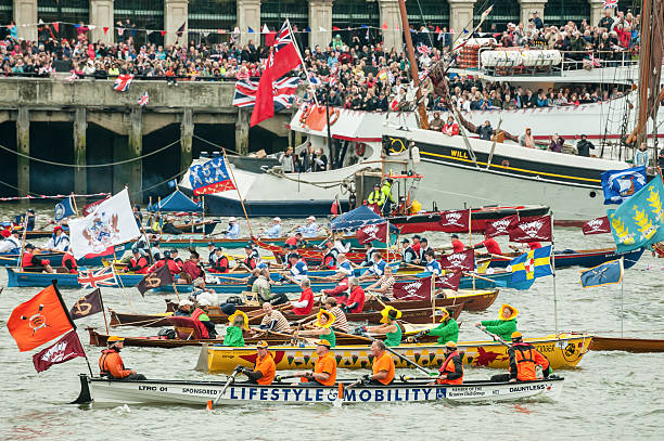 pageant jubilé de diamant - queen jubilee crowd london england photos et images de collection