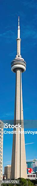 Cn Tower Ad Altissima Risoluzione Verticale Panorama Di Toronto In Canada - Fotografie stock e altre immagini di Ambientazione esterna