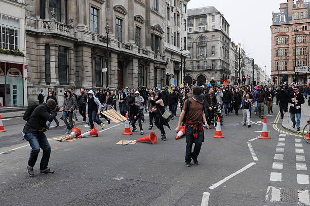 austeridade rally em londres - grupo violento - fotografias e filmes do acervo