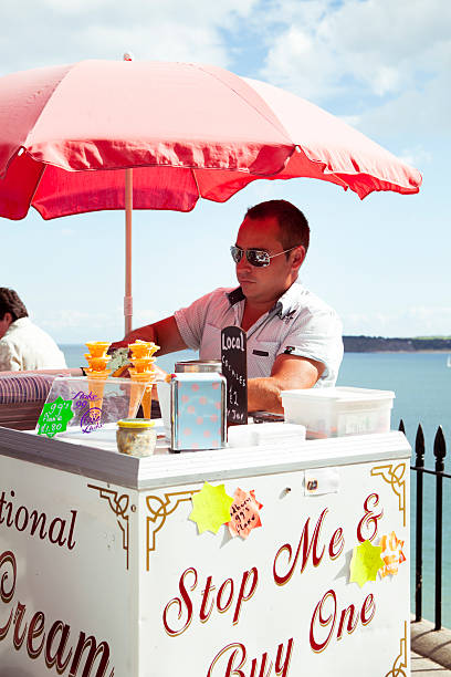 vendeur de glaces traditionnelle - wales beach editorial people photos et images de collection