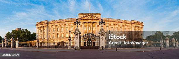 Photo libre de droit de Londres Buckingham Palace Aube Dorée Panorama banque d'images et plus d'images libres de droit de Palais de Buckingham - Palais de Buckingham, Porte - Structure créée par l'homme, Bâtiment vu de l'extérieur