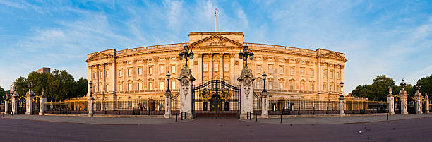 ロンドンバ��ッキンガム宮殿の黄金の夜明けのパノラマ - palace buckingham palace london england famous place ストックフォトと画像