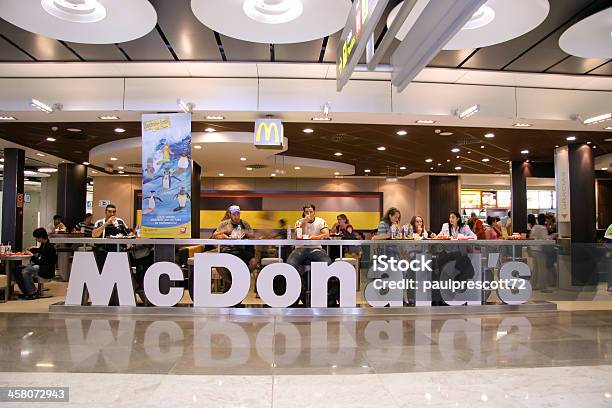 맥도날드의 식당 McDonald's에 대한 스톡 사진 및 기타 이미지 - McDonald's, 실내, 패스트 푸드점