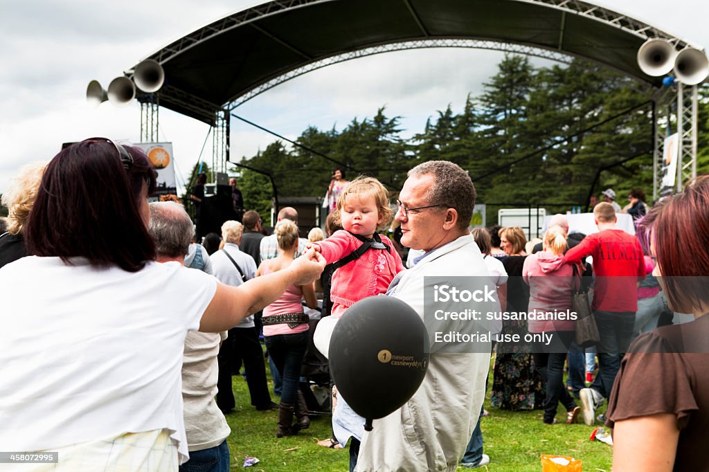 feeds adulto niño en el festival - Foto de stock de Concierto libre de derechos