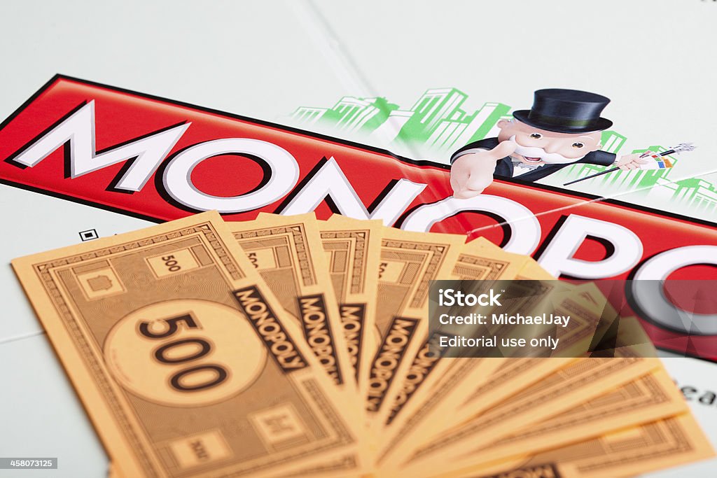 Juego del Monopoli y dinero - Foto de stock de Monopoly - Juego de mesa libre de derechos