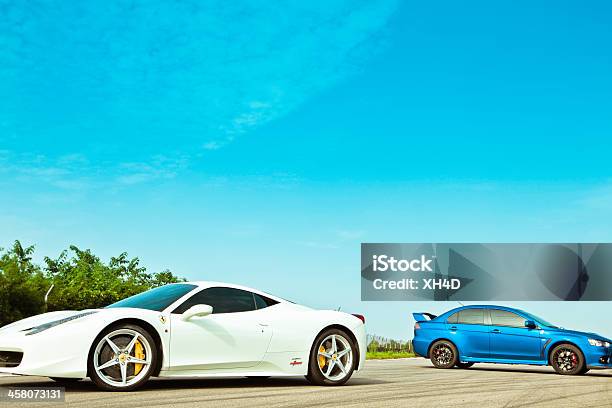 Foto de Ferrari 458 Italia E Mitsubishi Lancer Evolução X e mais fotos de stock de Azul - Azul, Branco, Calota