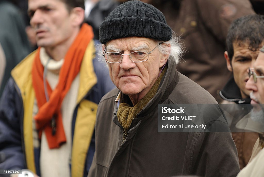 Anziani partecipando a una protesta contro il razzismo - Foto stock royalty-free di Gruppo di persone