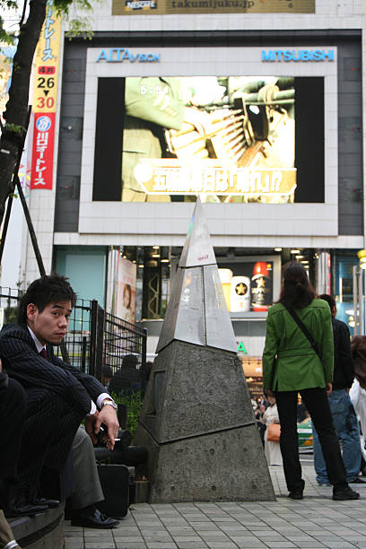 uomo d'affari ad alta punto di incontro di shinjuku - electronic billboard billboard sign arranging foto e immagini stock
