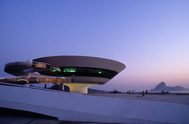 mac -conteporary アート博物館 - niemeyer museum of contemporary arts ストックフォトと画像