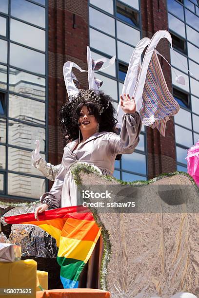 Pride Parade Uczestnika Na Float - zdjęcia stockowe i więcej obrazów 2012 - 2012, Biały, Crossdressing