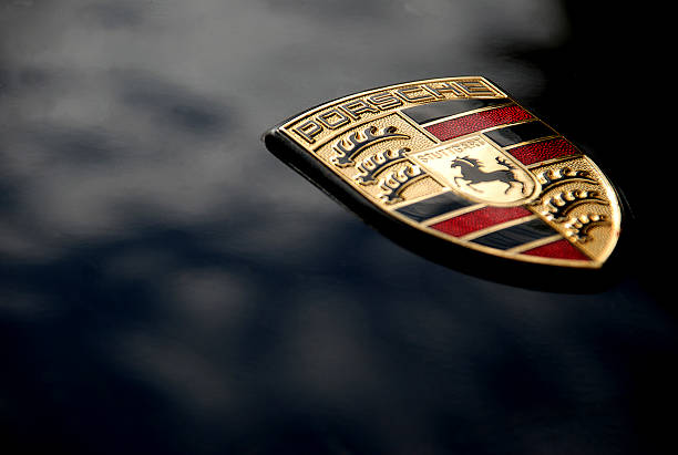 porsche logo sul nero, macro - porsche foto e immagini stock