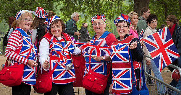 ロンドンのロイヤルウェディング - crowd nobility wedding british flag ストックフォトと画像