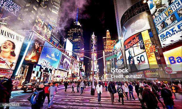 Iluminado Times Square Na Noite - Fotografias de stock e mais imagens de As Américas - As Américas, Broadway - Manhattan, Centro da Cidade