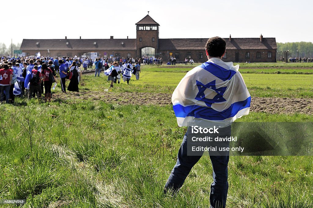 Participante usar uma Bandeira de Israel ao Auschwitz -Birkenau campo de Morte - Royalty-free Antissemitismo Foto de stock