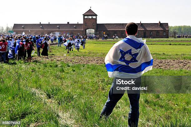 Participante Usar Uma Bandeira De Israel Ao Auschwitz Birkenau Campo De Morte - Fotografias de stock e mais imagens de Antissemitismo