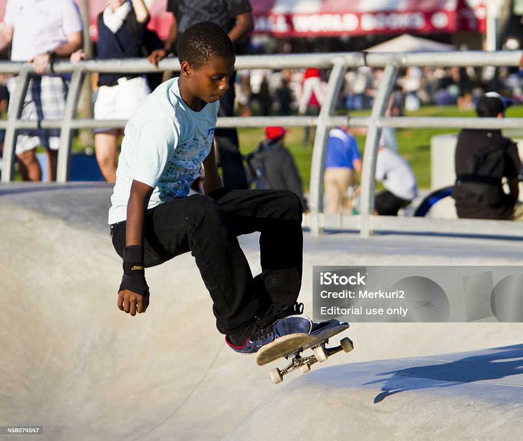 젊은 블랙 숫나사 수행하고 스케이트보드 공원 - 로열티 프리 개인 경기 스톡 사진