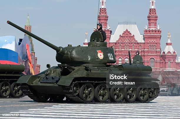 伝説的なソ連中タンク T34 に赤の広場 - お祝いのストックフォトや画像を多数ご用意 - お祝い, クレムリン, パレード