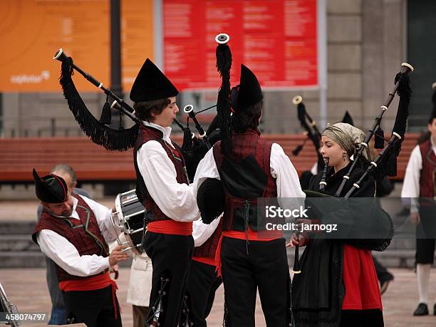 Gaita Bandas Foto de stock y más banco de imágenes de Oviedo - Oviedo, Principado de Asturias, Gaita