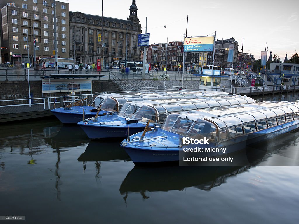 Amsterdam turista barcos - Foto de stock de Agua libre de derechos