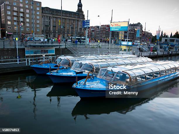 Amsterdam Turista Barcos Foto de stock y más banco de imágenes de Agua - Agua, Agua calma, Anochecer