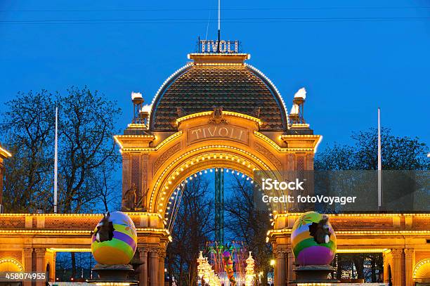 Parque De Atracciones De Copenhague Como Los Jardines De Tivoli Entrada De Puerta De Dinamarca Foto de stock y más banco de imágenes de Copenhague