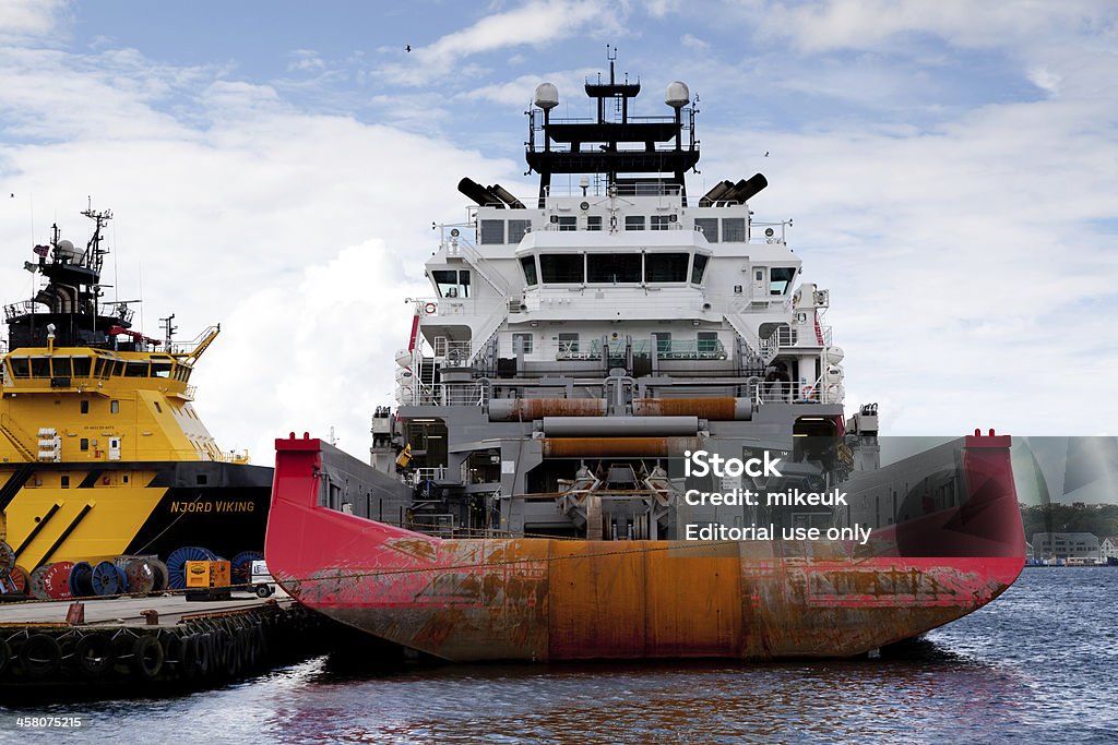 Oleju rig obsługi łodzi w doku - Zbiór zdjęć royalty-free (Bez ludzi)