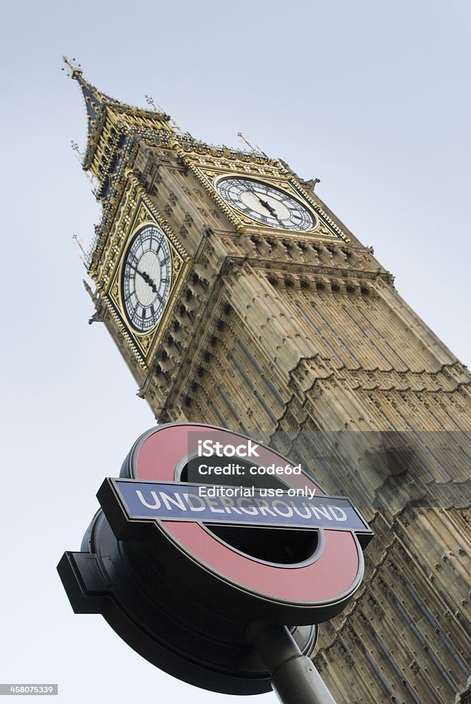 Stazione della metropolitana di Londra, a Westminster, la Torre dell'orologio Big Ben - Foto stock royalty-free di City di Londra