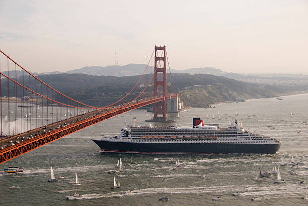 queen mary 2 sotto il golden gate bridge - queen mary 2 foto e immagini stock