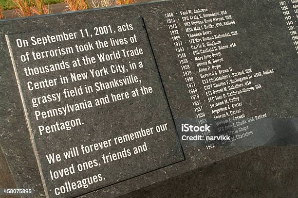 Pentagon Memorial - zdjęcia stockowe i więcej obrazów Uroczystość upamiętniająca wydarzenia z 11 września 2001 - Uroczystość upamiętniająca wydarzenia z 11 września 2001, 11 wrzesień 2001 r., Pentagon