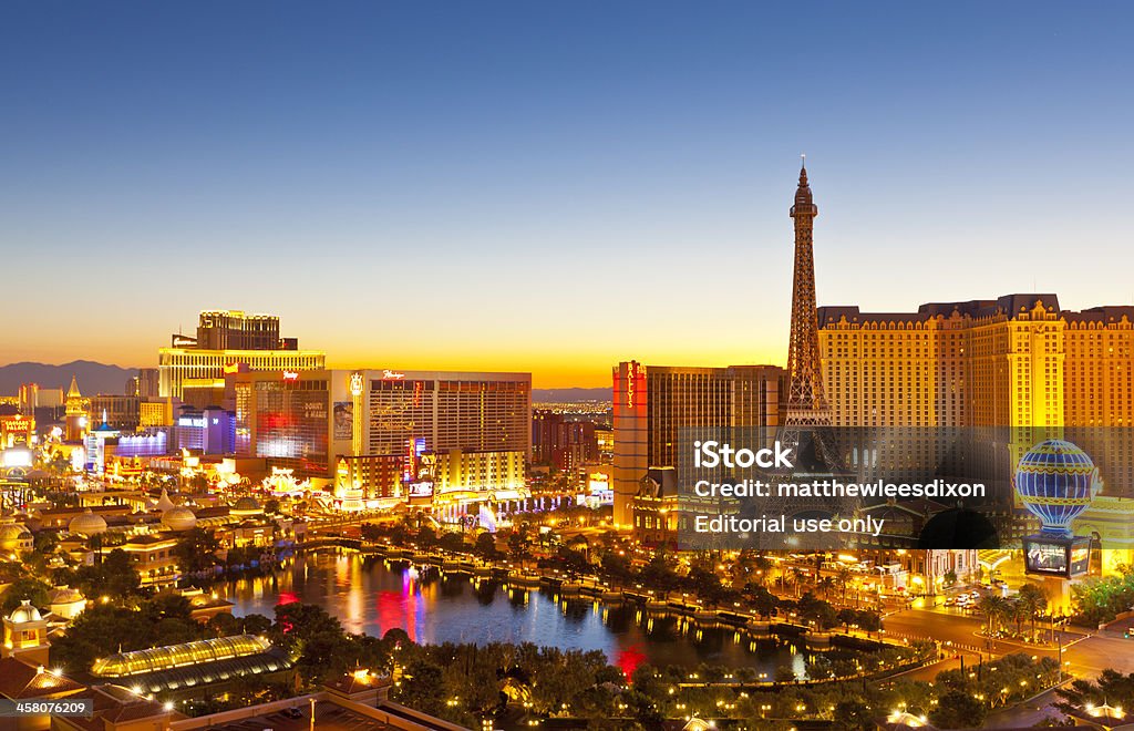 Neon illuminations da Strip de Las Vegas ao nascer do sol - Foto de stock de América do Norte royalty-free