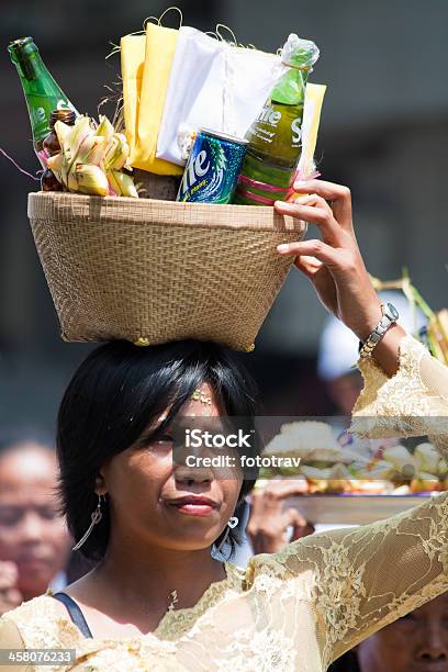 Cortejo Hindú En Bali Indonesia Foto de stock y más banco de imágenes de Adulto - Adulto, Alimento, Asia