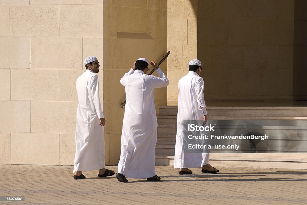 Молодые арабских мужчин в традиционной одежды - Стоковые фото Аллах роялти-фри