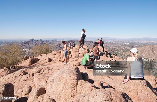 Путешественникам По У Горы Camelback На Высшем Уровне — стоковые фотографии и другие картинки Пешеходный туризм