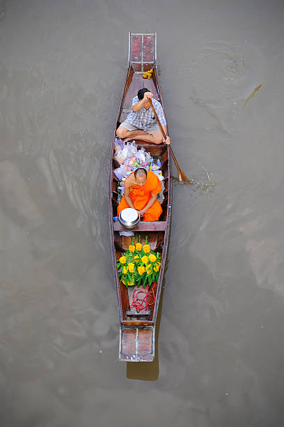몽크 따라 강 - asia bangkok nautical vessel canal 뉴스 사진 이미지