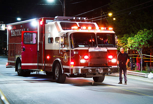 halifax regional incêndio e tácticas de emergência unidade de apoio na cena - editorial maritime provinces canada night imagens e fotografias de stock