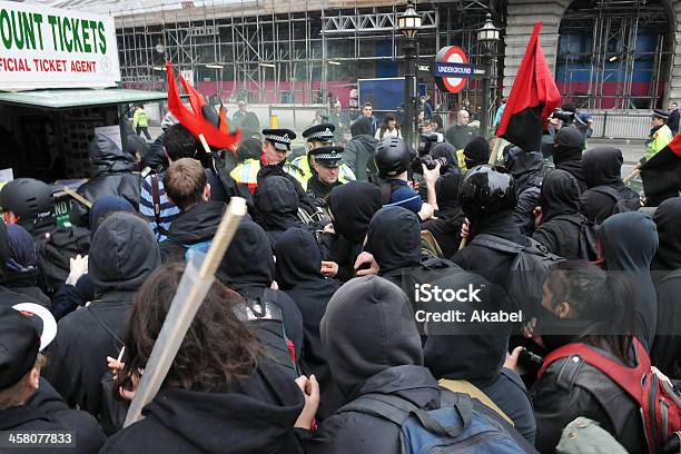 Protesters Clash С Полицией В Лондоне — стоковые фотографии и другие картинки Лондон - Англия - Лондон - Англия, Антиглобализм, Вандализм