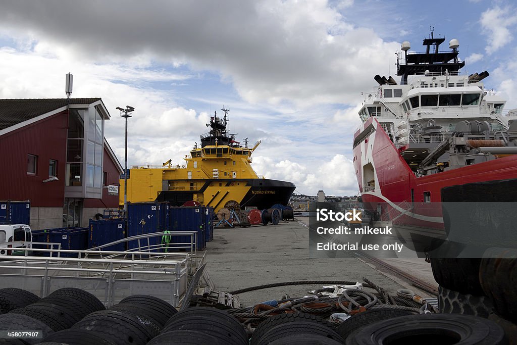 Soporte de plataforma petrolífera en el muelle para embarcaciones - Foto de stock de Embarcación marina libre de derechos