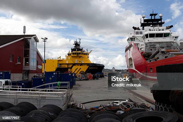 Soporte De Plataforma Petrolífera En El Muelle Para Embarcaciones Foto de stock y más banco de imágenes de Embarcación marina