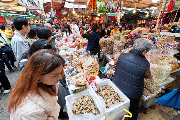 bondé de rue étal de marché de hong kong, en chine - store market china city street photos et images de collection