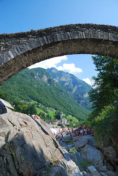 los veraneantes que se trasladen en el río en verano alpes suizos. - riverbed switzerland valley stone fotografías e imágenes de stock