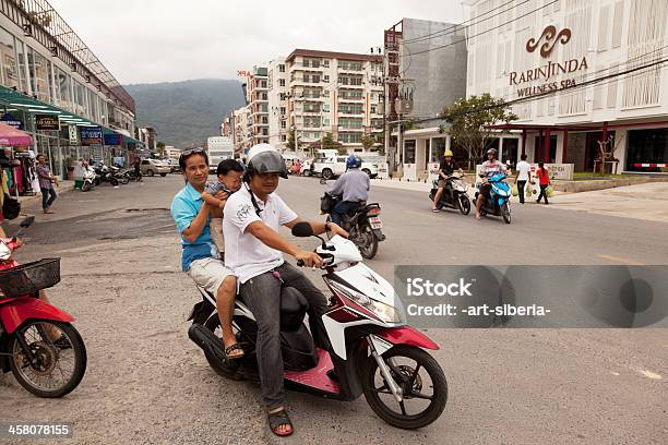 Foto de Rua Da Cidade De Patong e mais fotos de stock de Adulto - Adulto, Asiático e indiano, Auto-Rickshaws