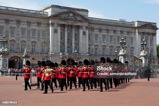 Zmiana Warty - zdjęcia stockowe i więcej obrazów Pałac Buckingham - Pałac Buckingham, Zmiana warty, Londyn - Anglia