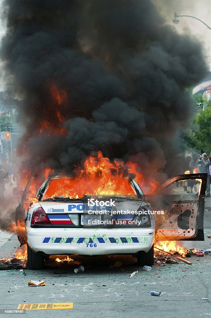 Burning coche de policía - Foto de stock de Coche de policía libre de derechos