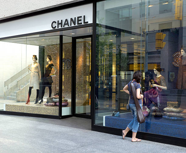 chanel boutique-store - fashion model beautiful power action stock-fotos und bilder