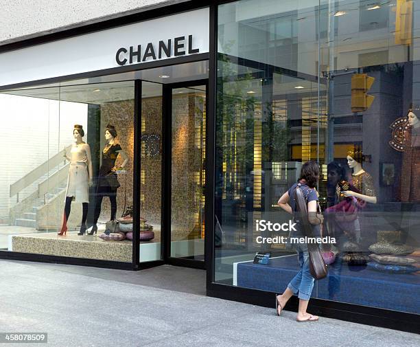 Chanel Boutique De Tienda Foto de stock y más banco de imágenes de Coco Chanel - Coco Chanel, Bolso, Monedero - Accesorio personal