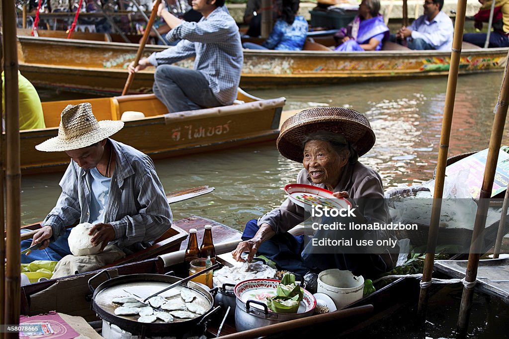 음식 가게상 at 담는 사두억 부유식 시장, 태국 - 로열티 프리 강 스톡 사진