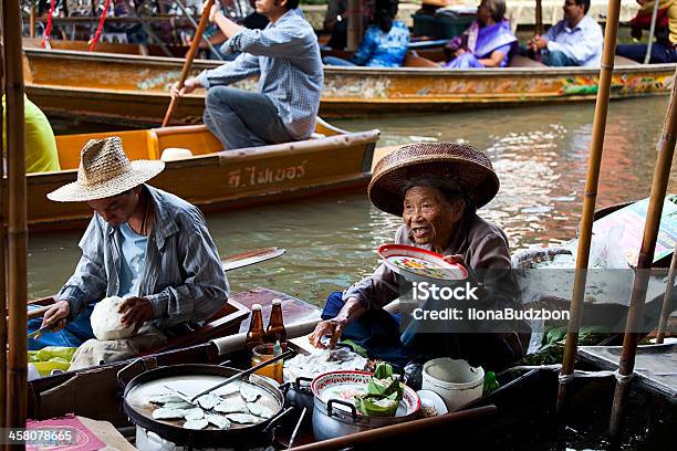 Sprzedawca Żywności Na Pływający Rynek W Damnoen Saduak Tajlandia - zdjęcia stockowe i więcej obrazów Azja