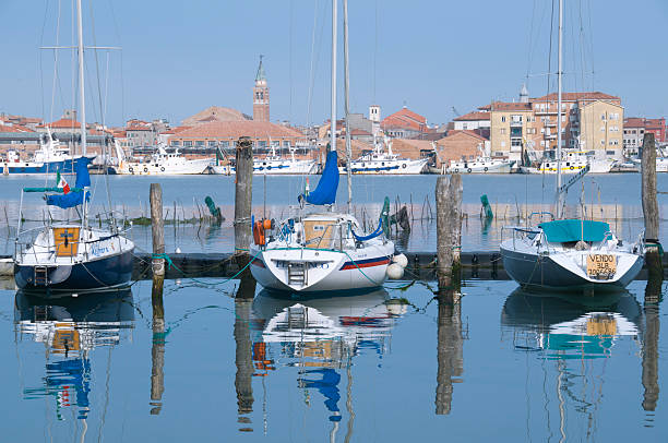 voiliers sur chioggia - chioggia photos et images de collection