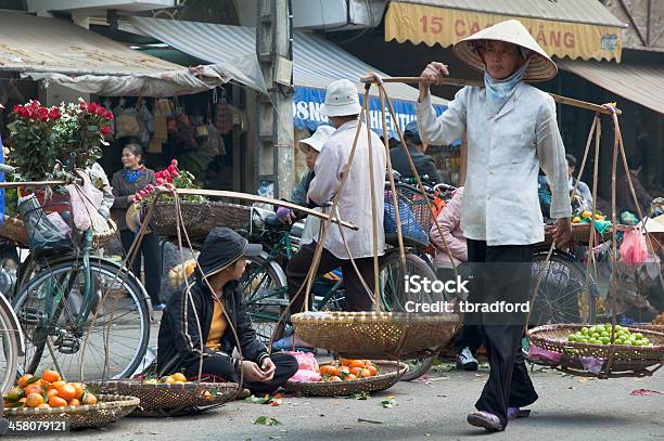 Mercado De Rua Em Hanói - Fotografias de stock e mais imagens de Adulto - Adulto, Adulto de idade mediana, Ao Ar Livre